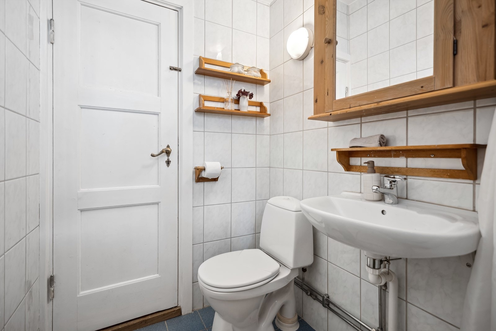 Flislagt bad med varmekabler i gulv. Badet er fra ca. 2000 og ble renovert i regi av borettslaget. Galleribilde