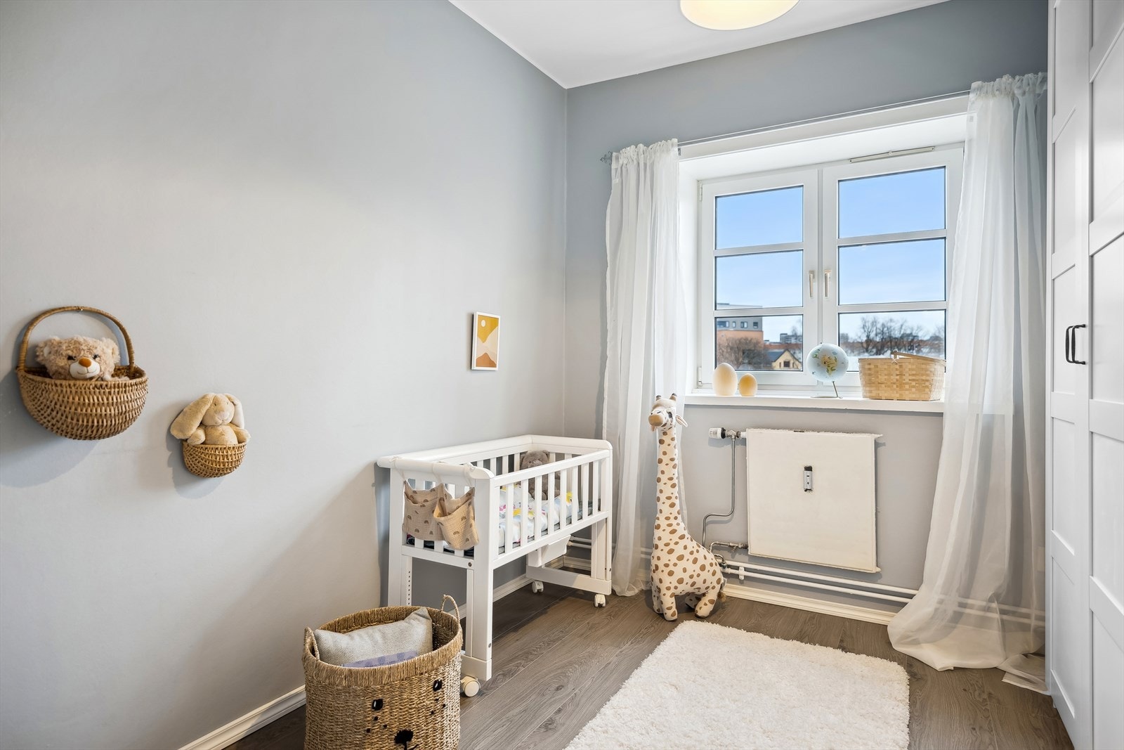 Soverom 2 er også av god størrelse og har plass til seng, nattbord og annet soveromsinteriør. Rommet kan fint brukes til barnerom, gjesterom, kontor eller lignende. Galleribilde