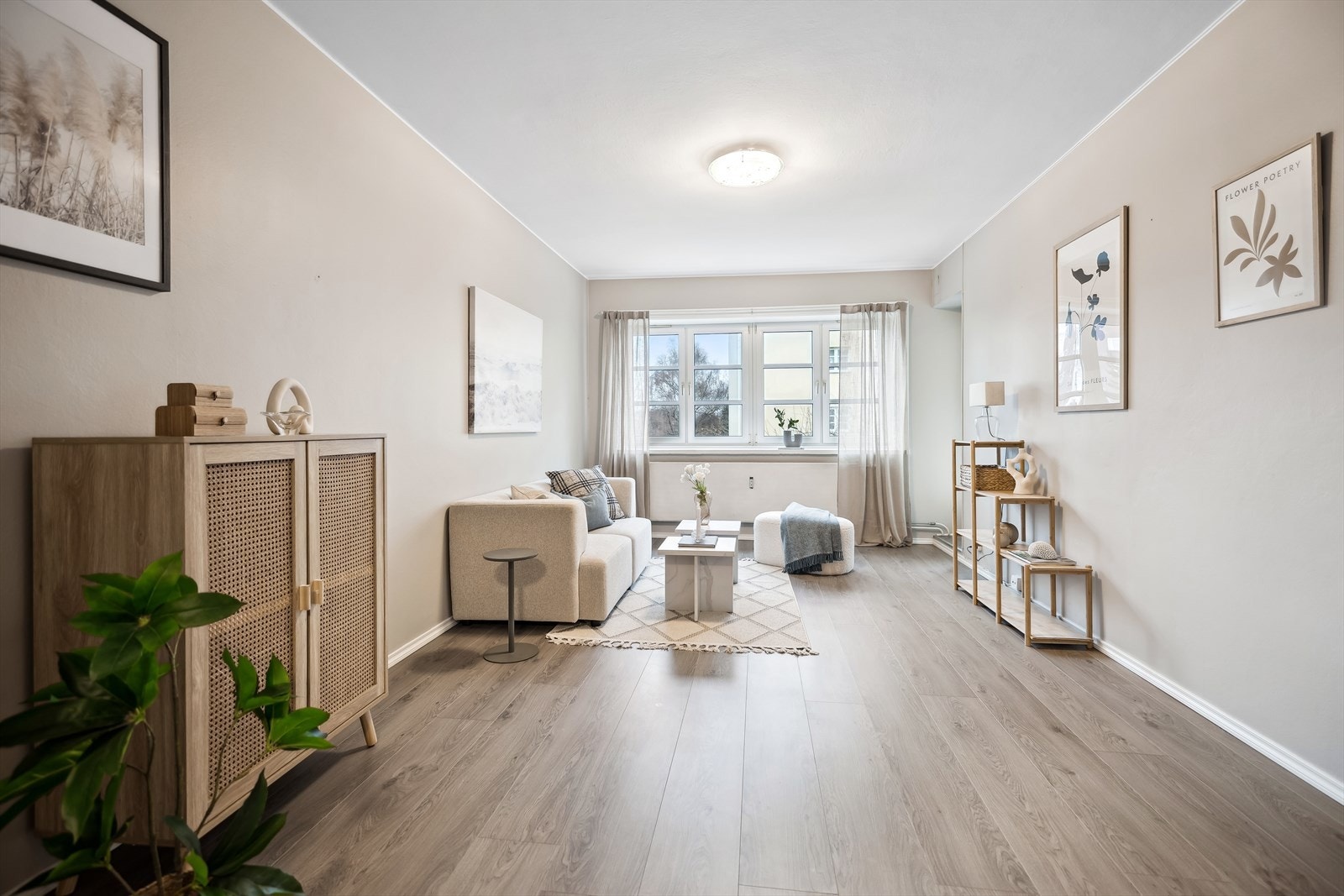 Leiligheten har en lys og romslig stue som gjør rommet til et hyggelig og sosialt oppholdsrom. Galleribilde