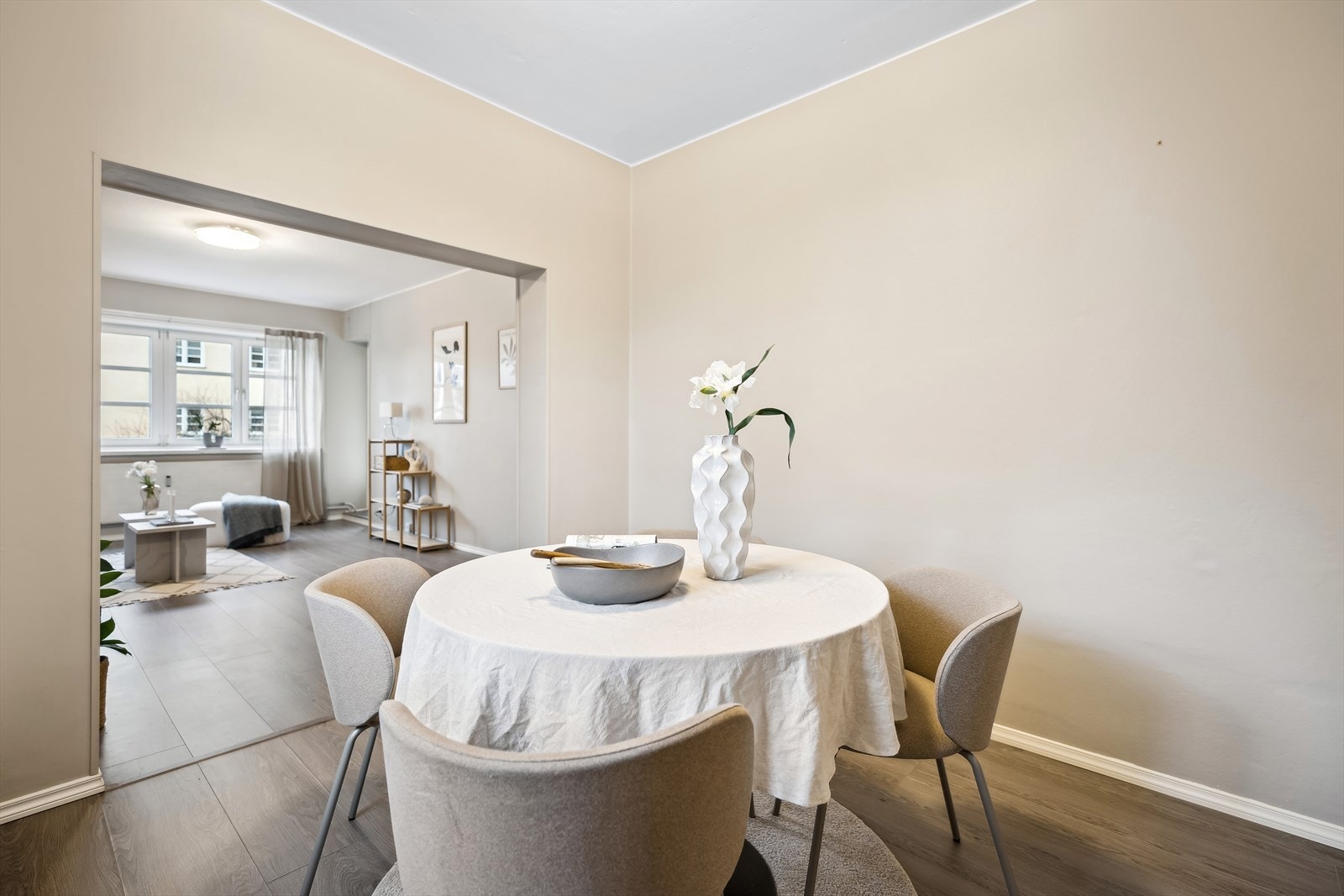 God plass til et stort spisebord hvor du kan invitere familie og venner til et hyggelig måltid. Galleribilde