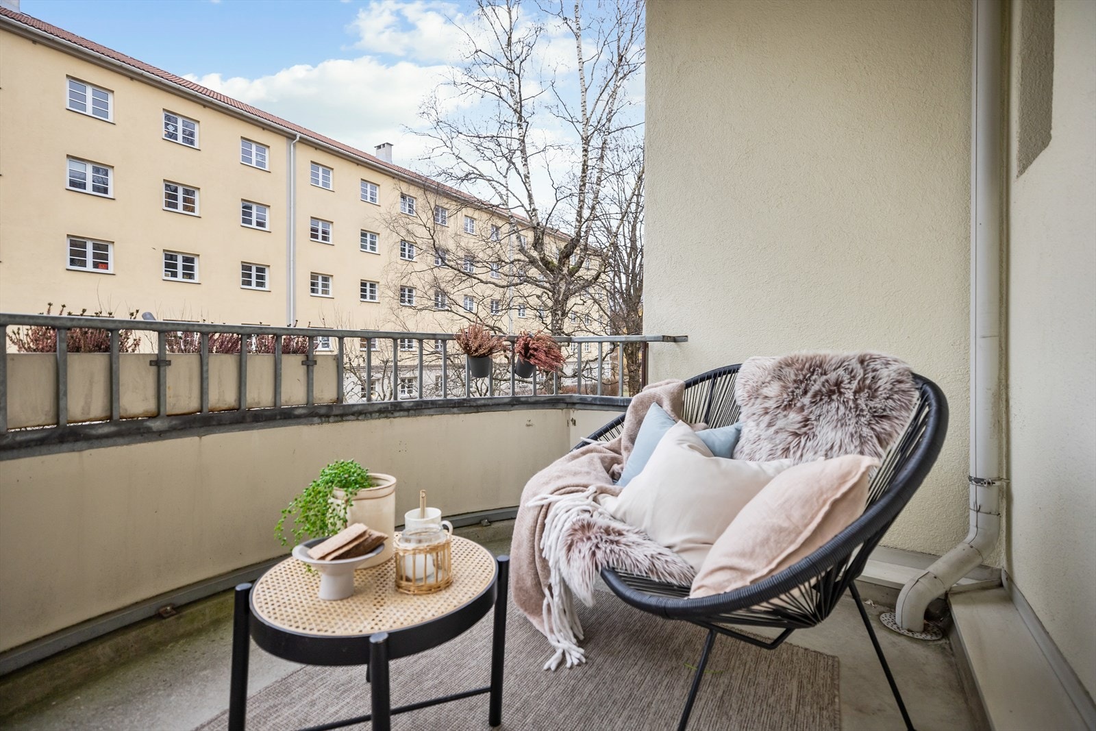 Fra stuen er det utgang til balkongen som kan oppleves som en forlengelse av stuen i sommerhalvåret. Galleribilde