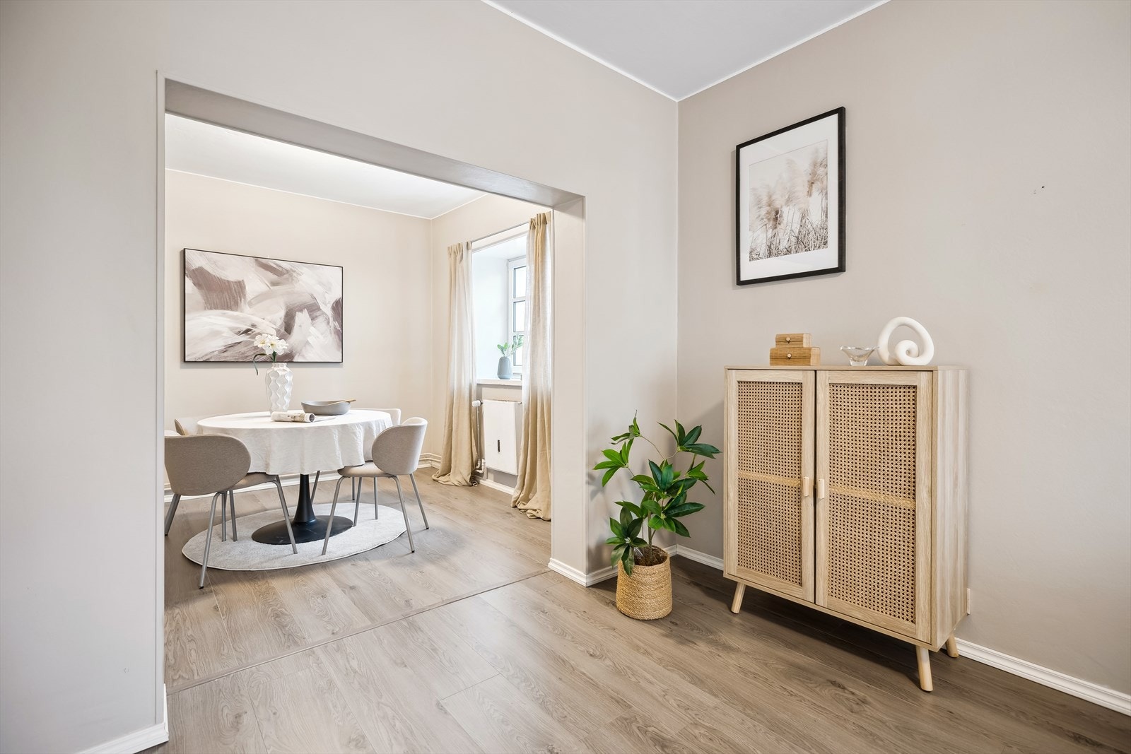 Fra stuen er det adkomst til en flott spisestue. Galleribilde