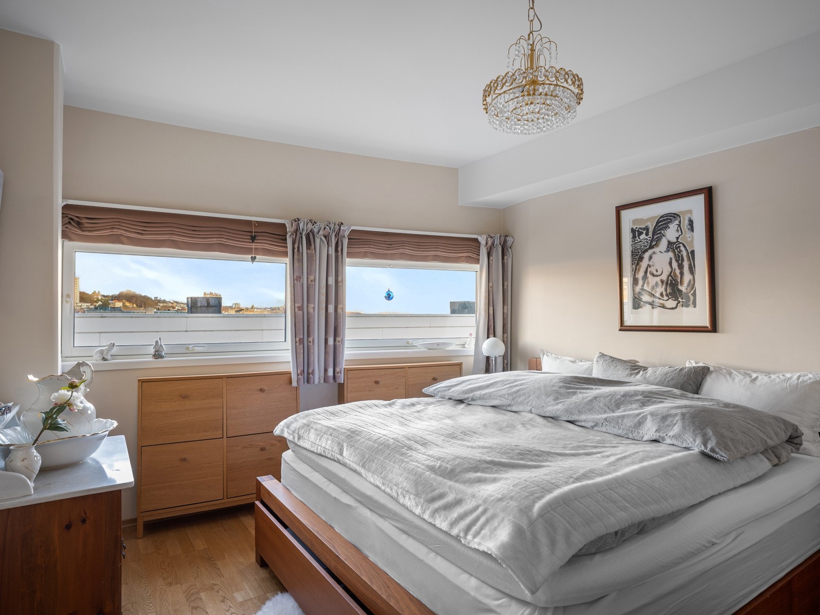 Stort hovedsoverom med tilkomst til privat bad og walk-in garderobe Galleribilde