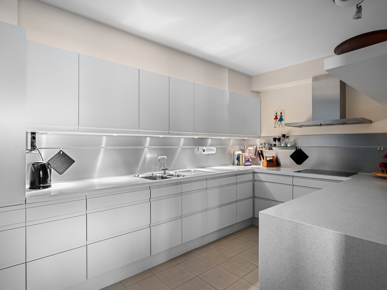 Lekkert kjøkken fra HTH med integrerte hvitevarer Galleribilde