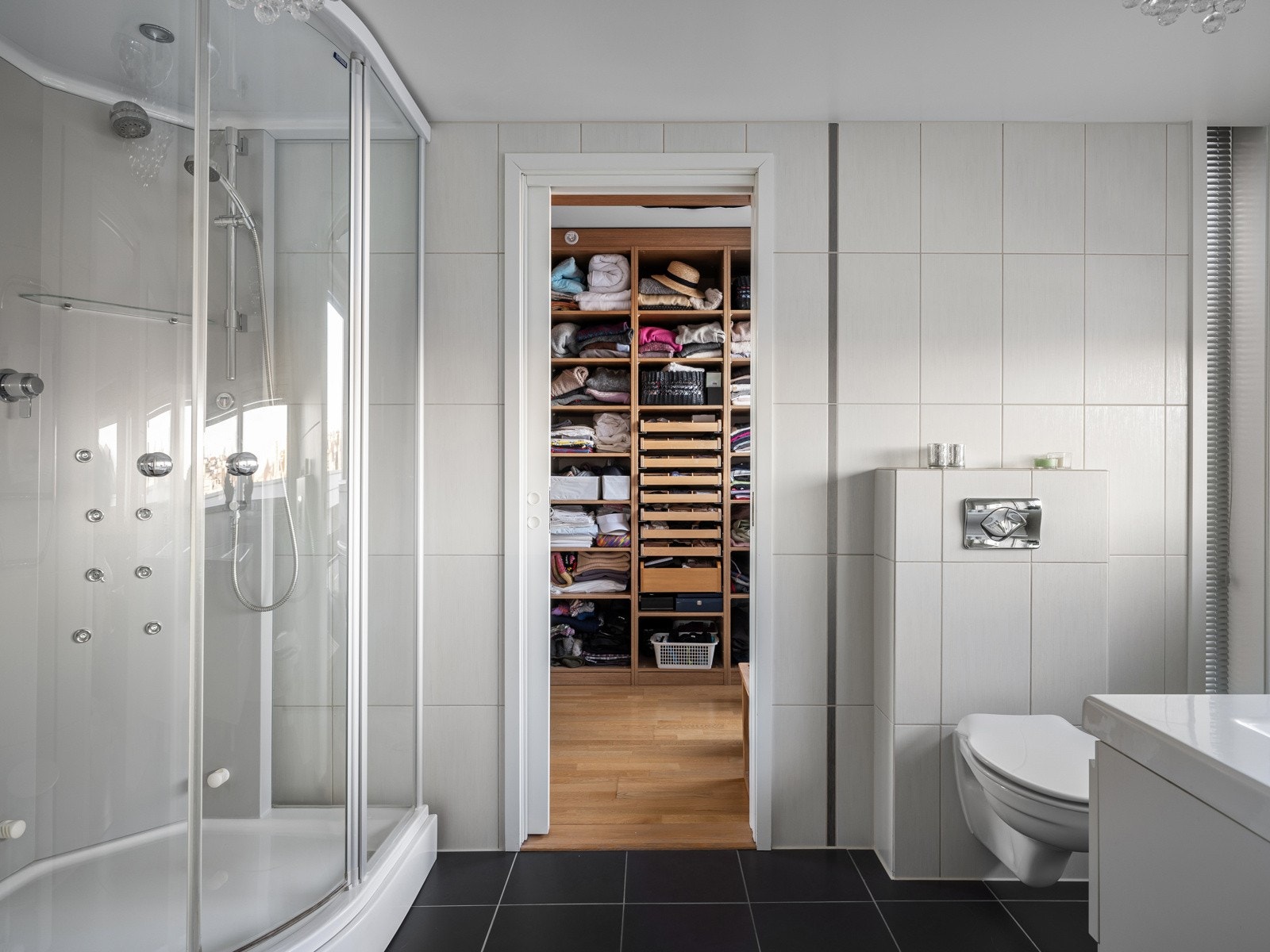 Walk-in gardeoben befinner seg like inn fra badet Galleribilde