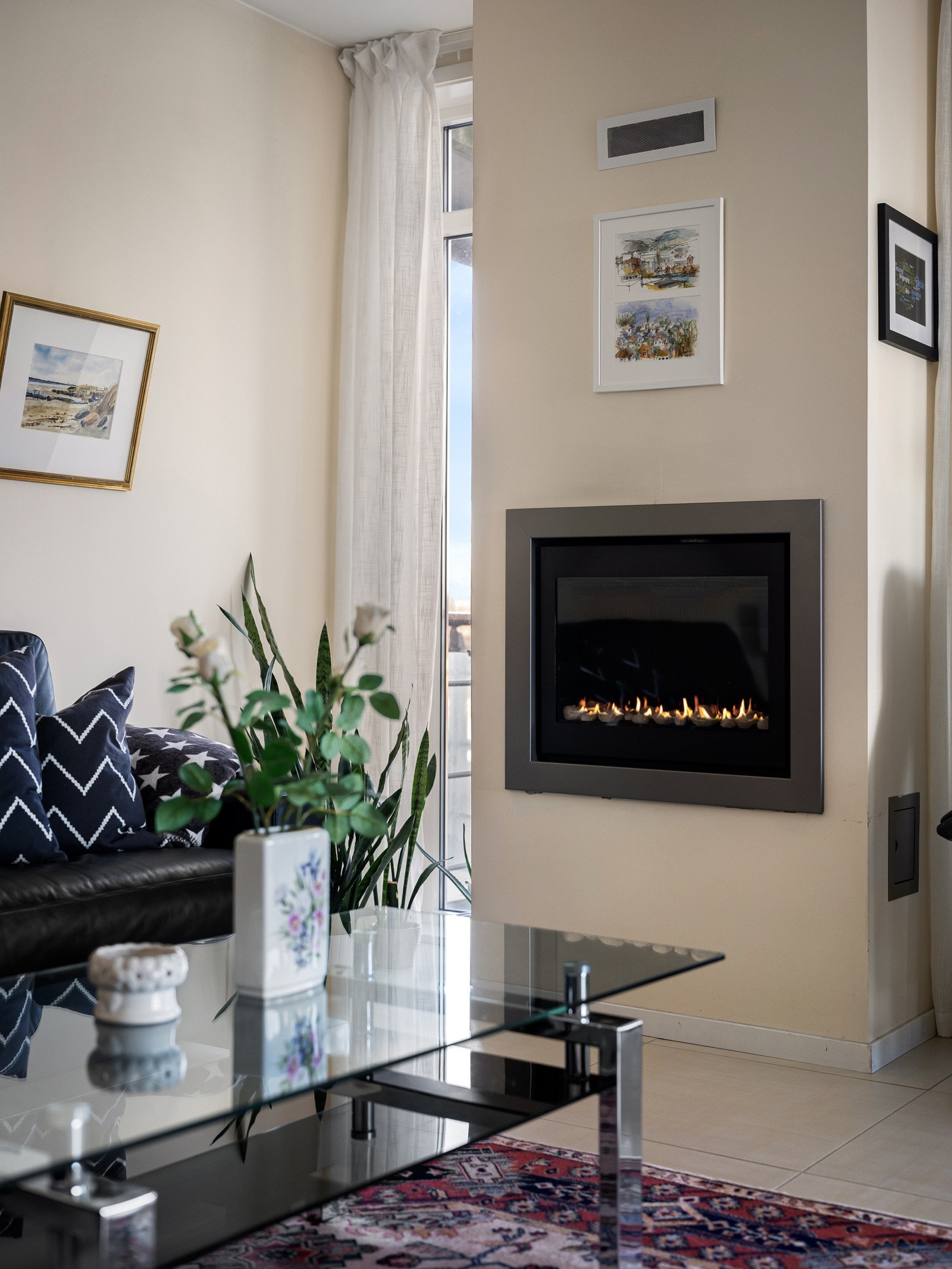 Gasspeisen har en fin plassering i rommet og varmer godt Galleribilde