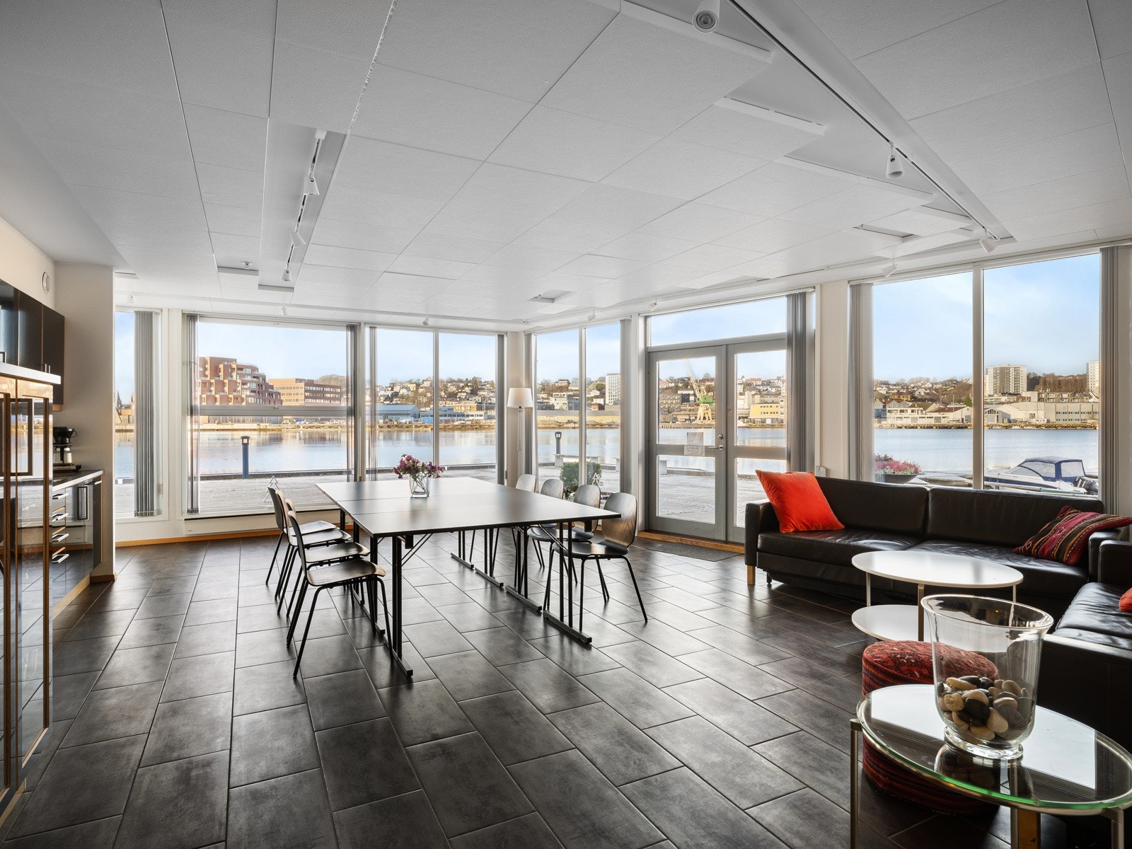 Felleshuset har et flott selskapslokale som kan leies til møter av forskjellig slag Galleribilde