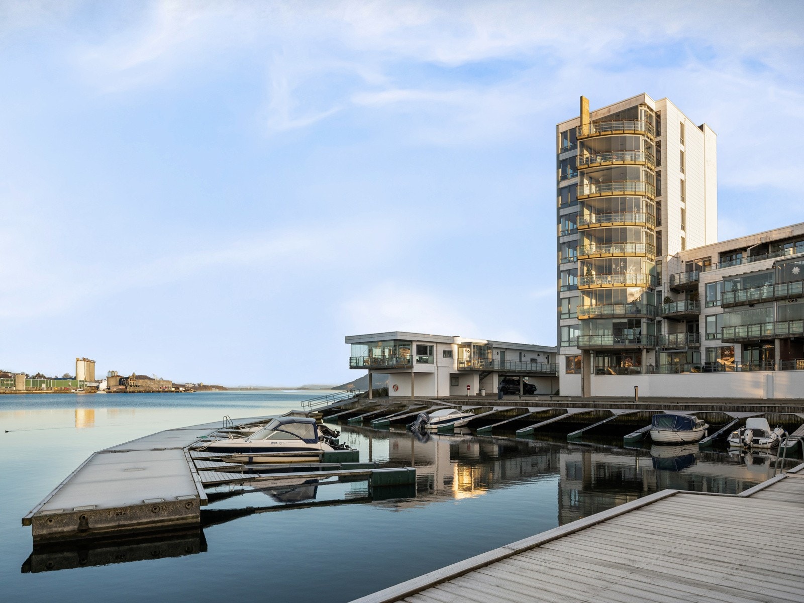 Felleshuset har fjorden som nærmeste nabo i vest. Galleribilde