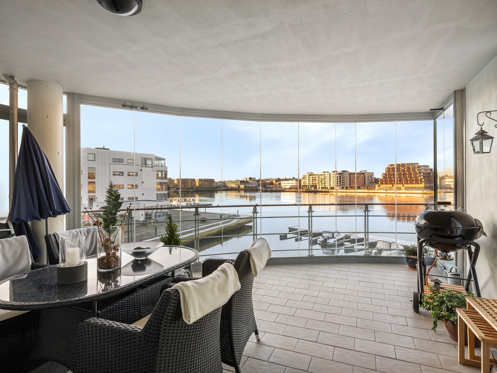 Romslig og innglasset balkong på ca. 19 kvm med god plass til møbler og grill Galleribilde