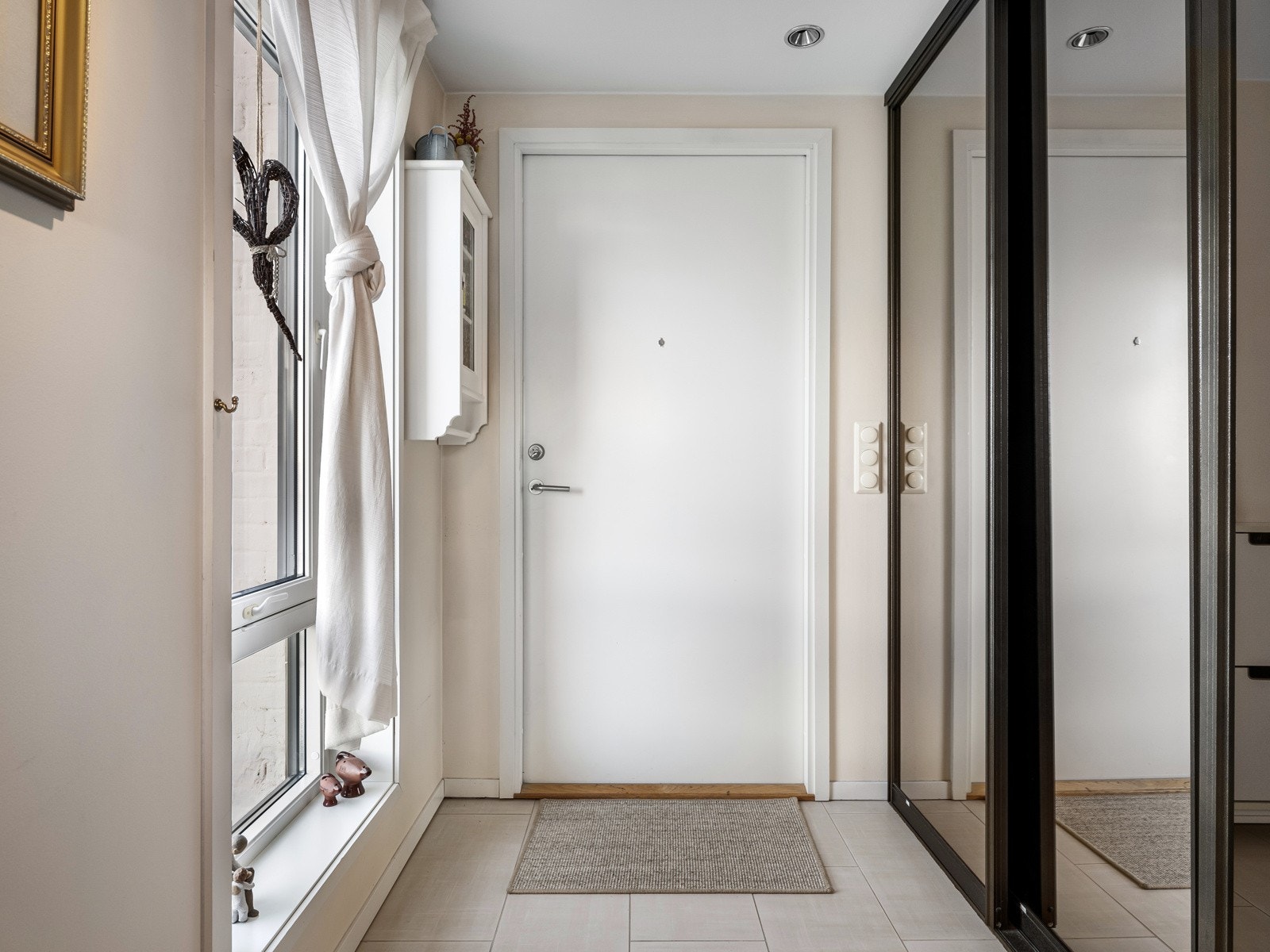 Innbydende entré med skyvedørsgarderobe Galleribilde