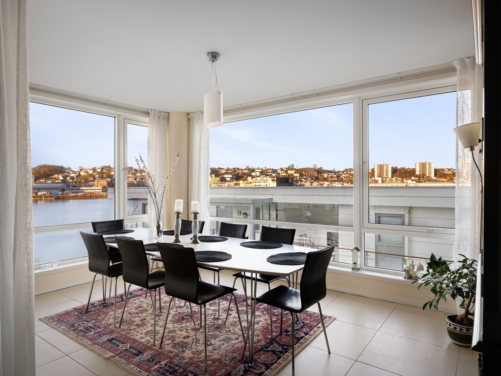 Herlig spisestue med store vindusflater og utsikt Galleribilde