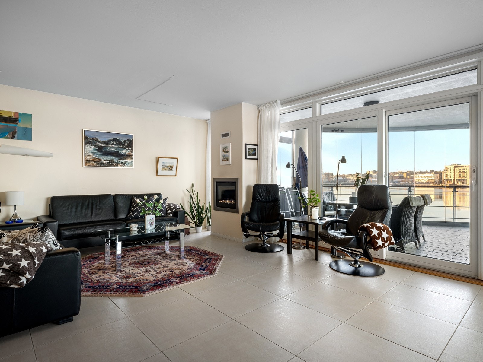 Stuen er romslig med gode møbleringsmuligheter Galleribilde