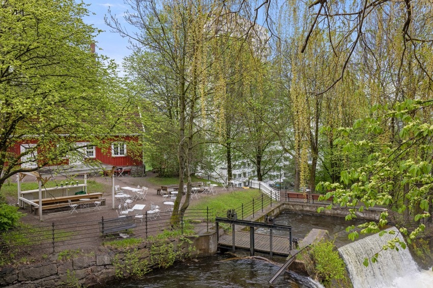 Akerselva med tursti renner like forbi. Denne tar deg blant annet til Torshov, Sagene, Grünerløkka, Bjølsen, Nydalen, ned til sentrum, og helt opp til Maridalen. Galleribilde