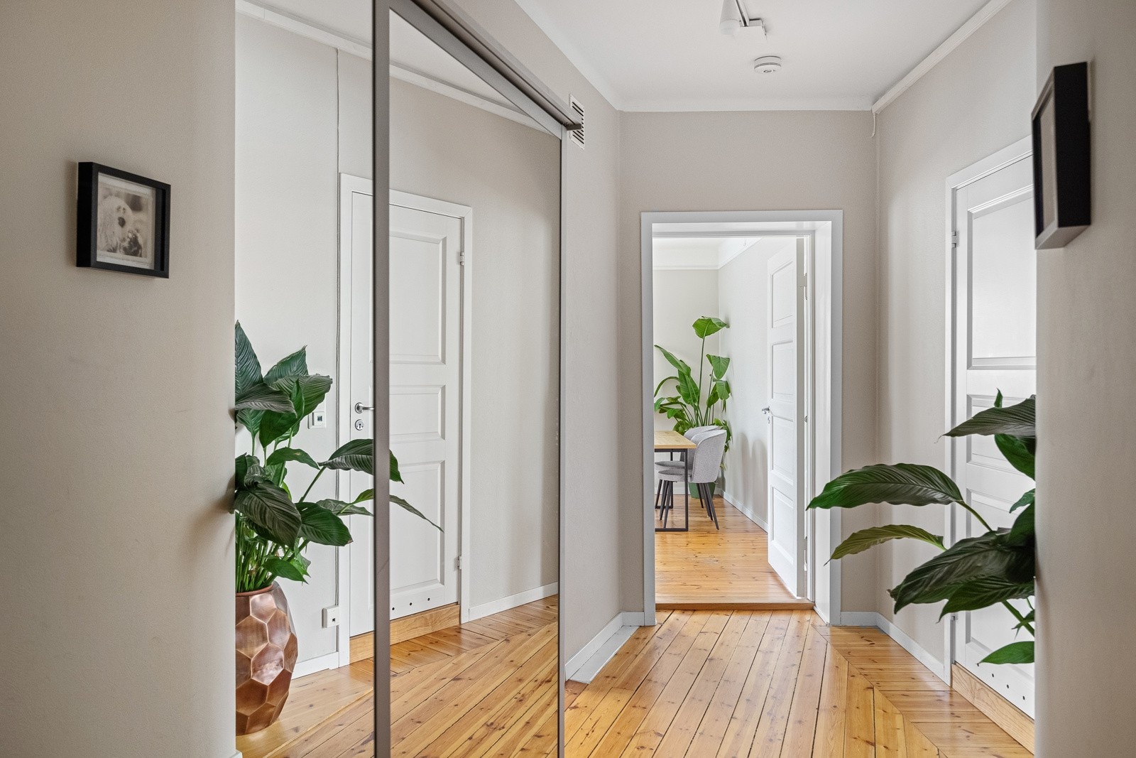 Romslig entré med stor skyvedørsgarderobe m/speilfronter. Galleribilde