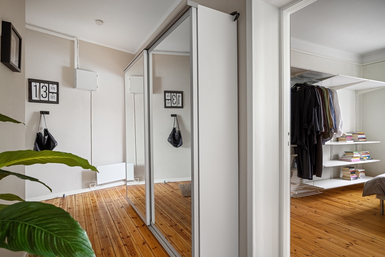 Romslig entré med stor skyvedørsgarderobe m/speilfronter. Galleribilde