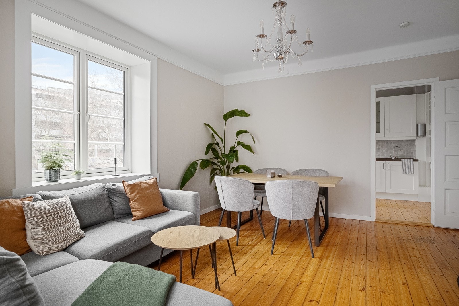 Romslig stue med god plass til både sofa og spisestue. Galleribilde