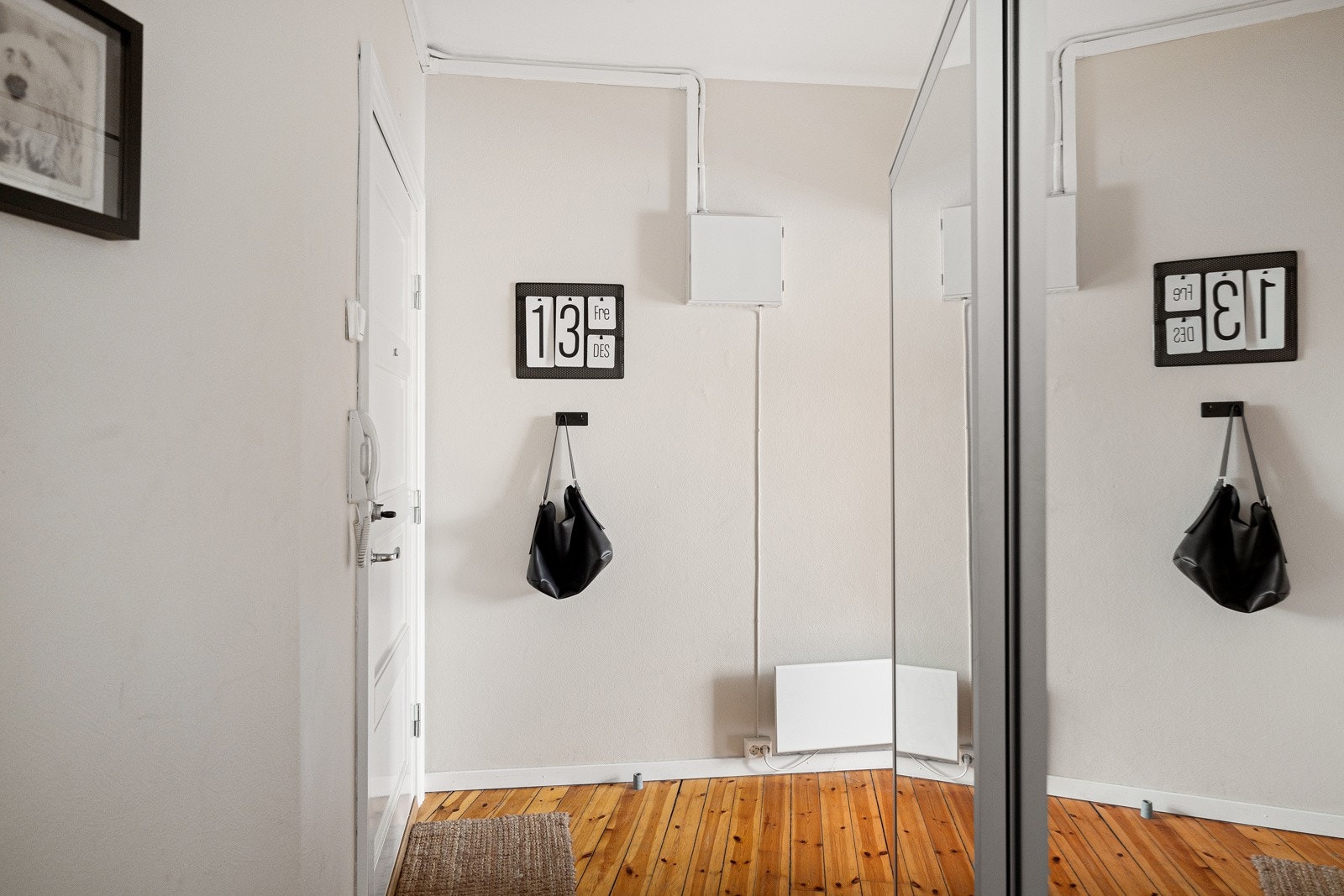 Romslig entré med stor skyvedørsgarderobe m/speilfronter. Galleribilde