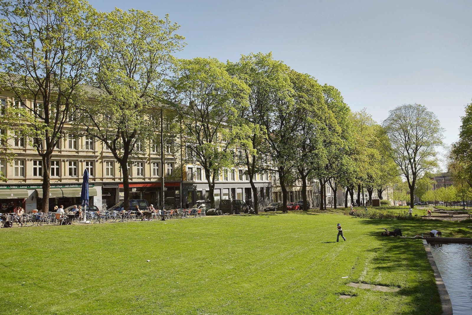 Alexander Kiellands plass med flott uteservering sommerstid, få minutters gange unna. Galleribilde
