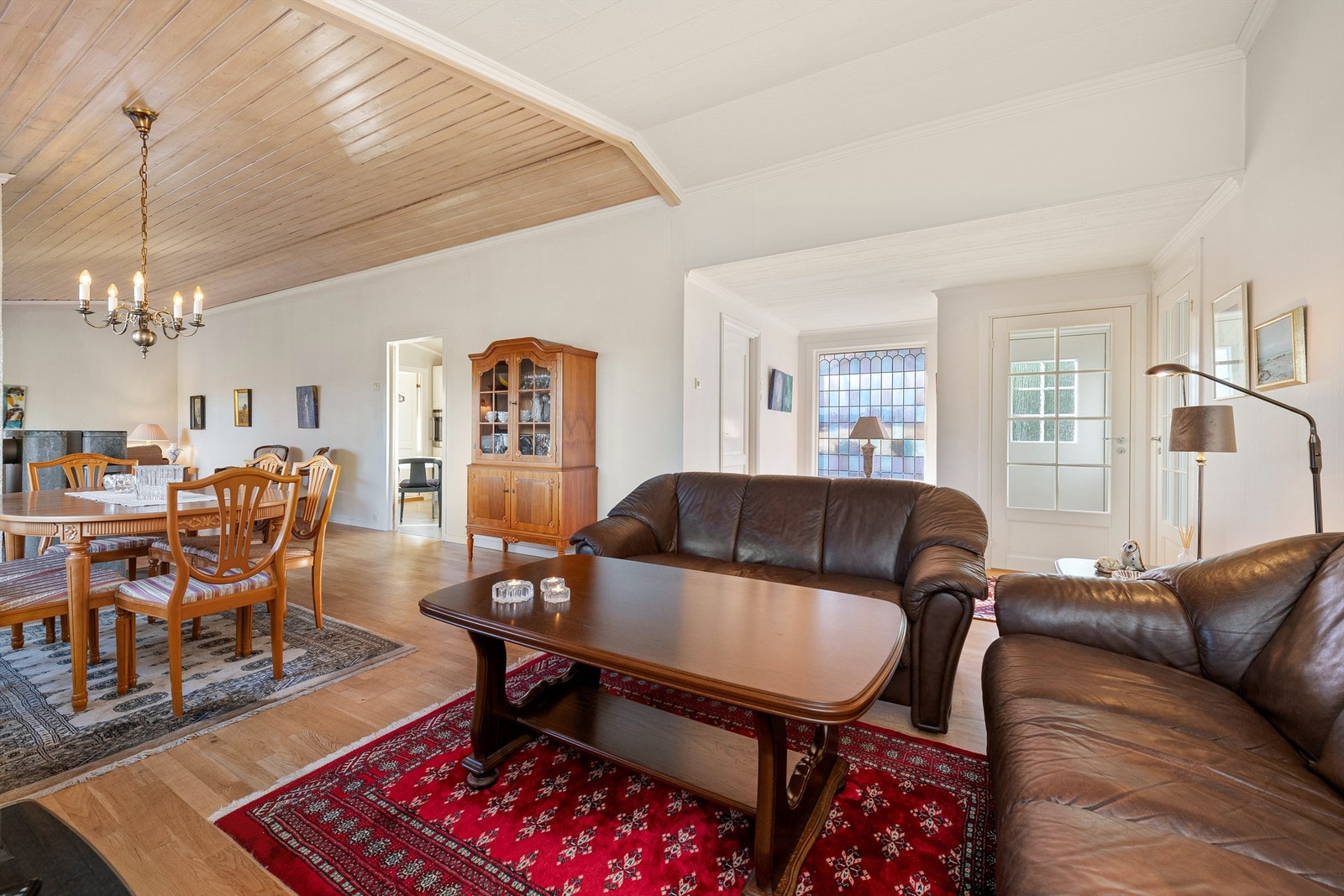 Tv-stue - spisestue og stue i åpen løsning Galleribilde