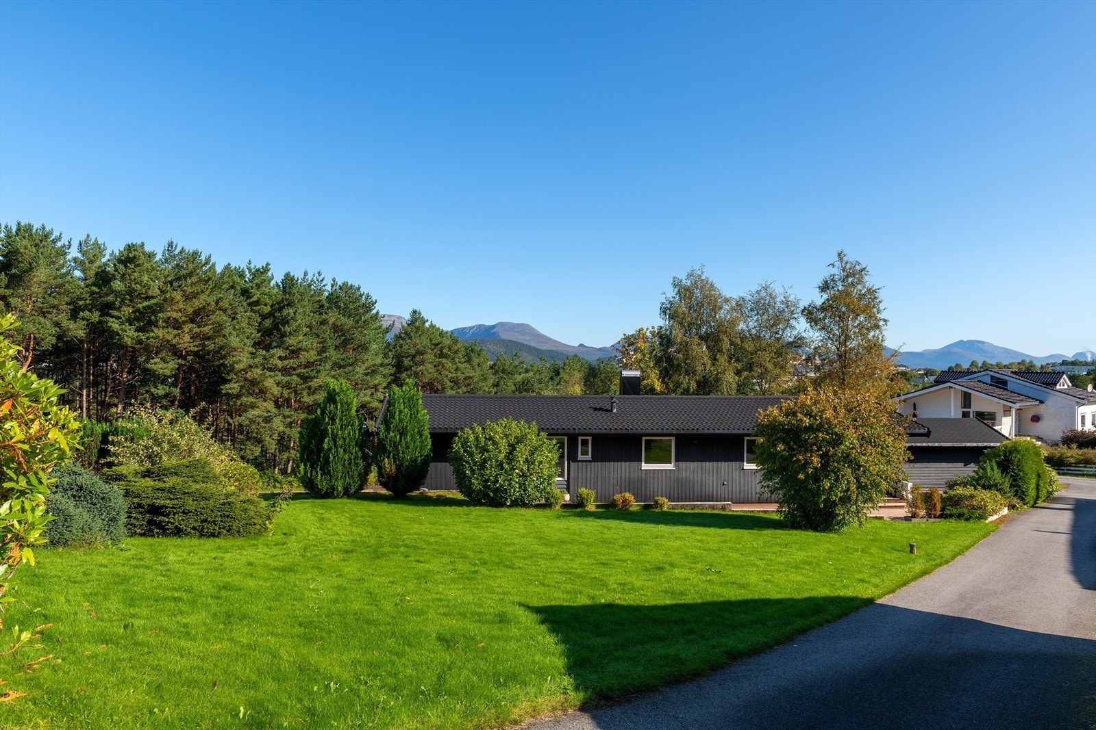 Fasade mot syd og plen Galleribilde