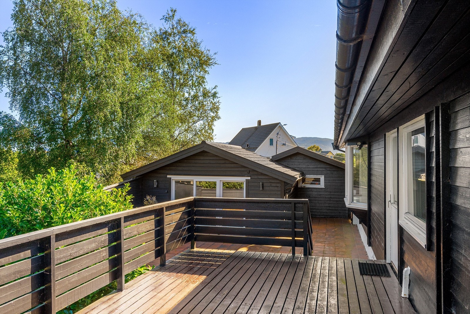 Balkong med utgang fra stue og trapp videre til terrasse og hagestue Galleribilde