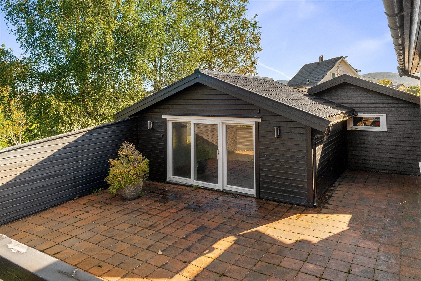 Fullisolert utestue med usjenert beliggenhet og stor terrasse Galleribilde