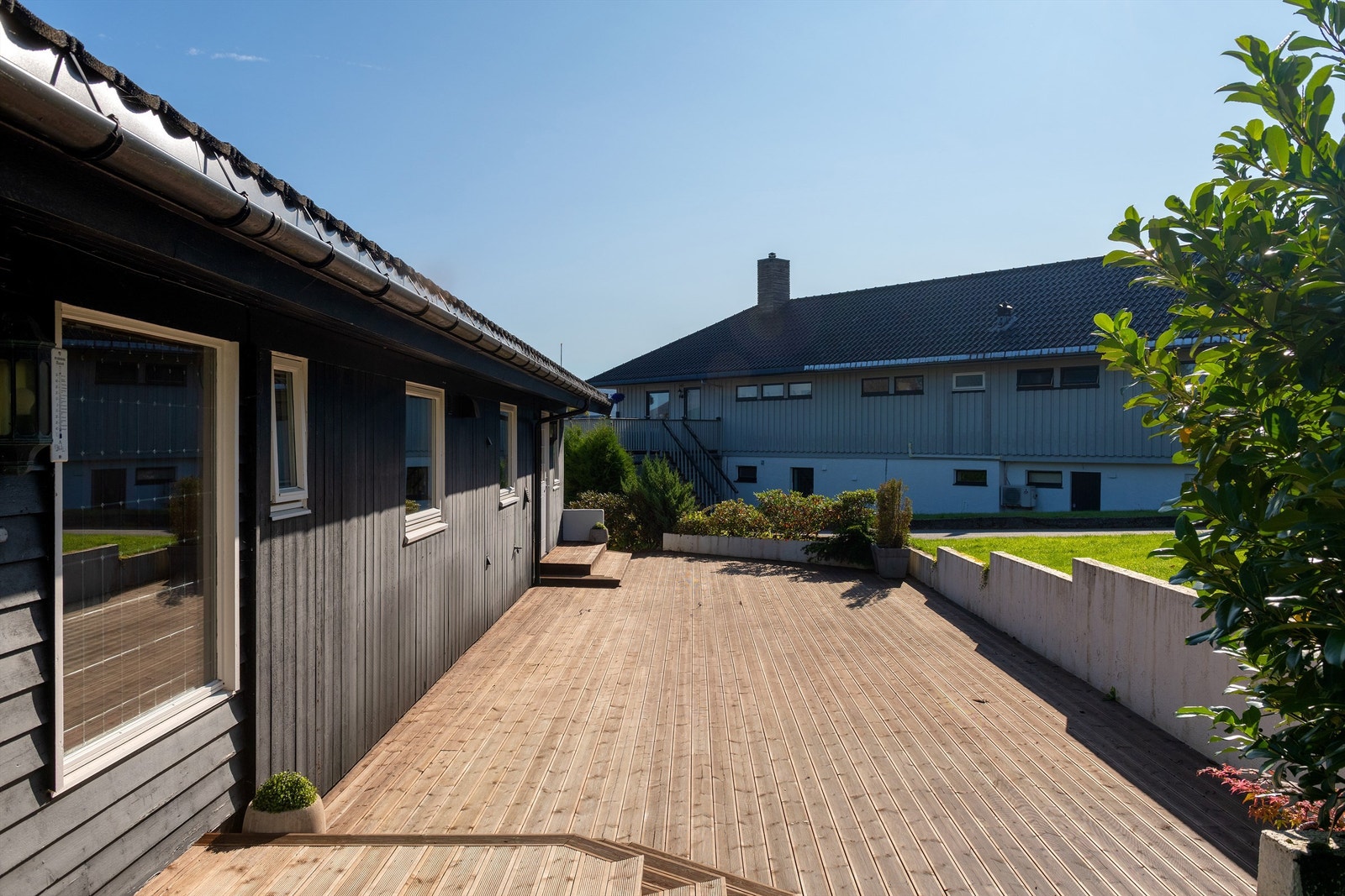 Stor terrasse mot syd ved inngangsparti. Møre Royal terrassedekke Galleribilde