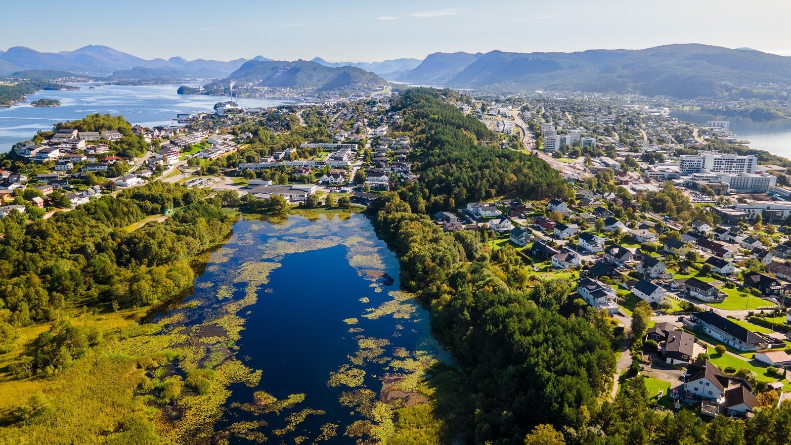 Lerstadvannet med fint turområde ligger like ved eiendommen Galleribilde