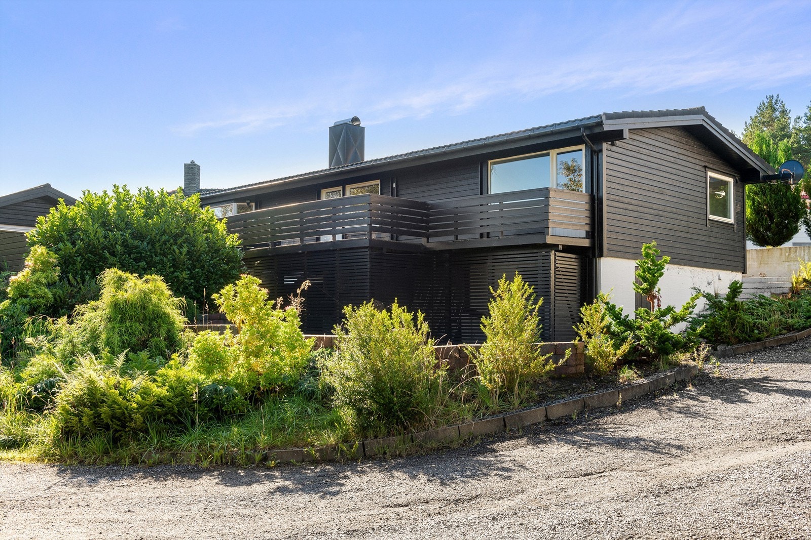 Fasade mot nord med asfaltert gårdsplass Galleribilde