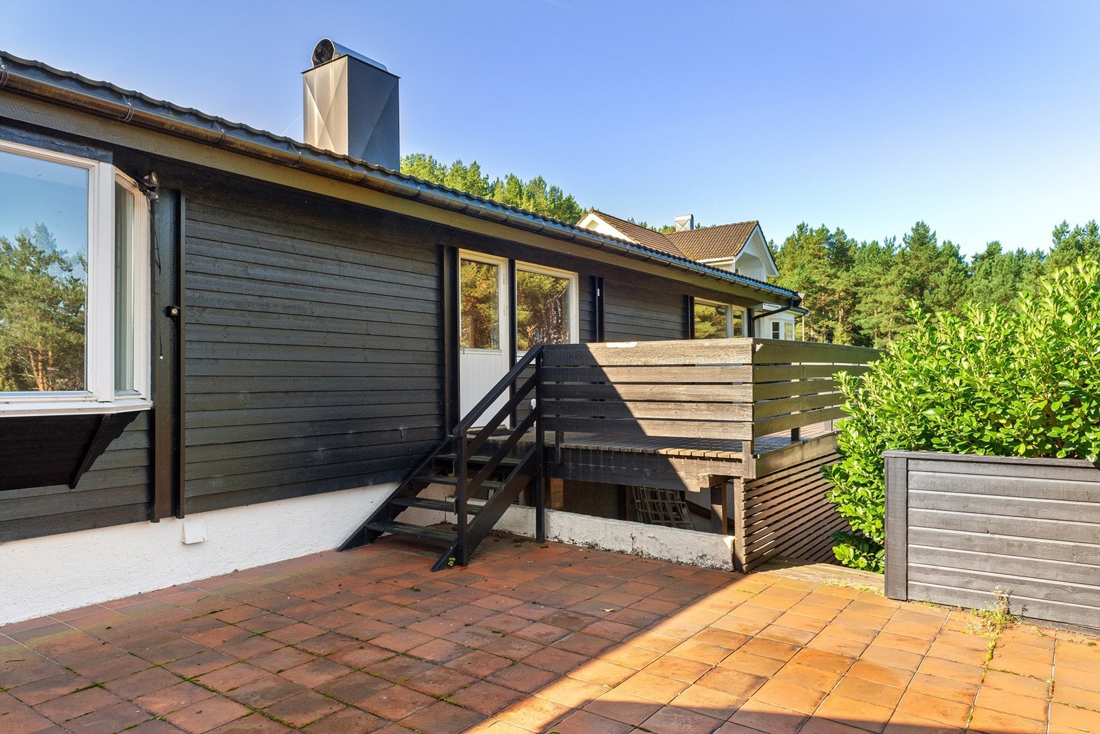 Skjermet terrasse mot nordvest med levegger Galleribilde