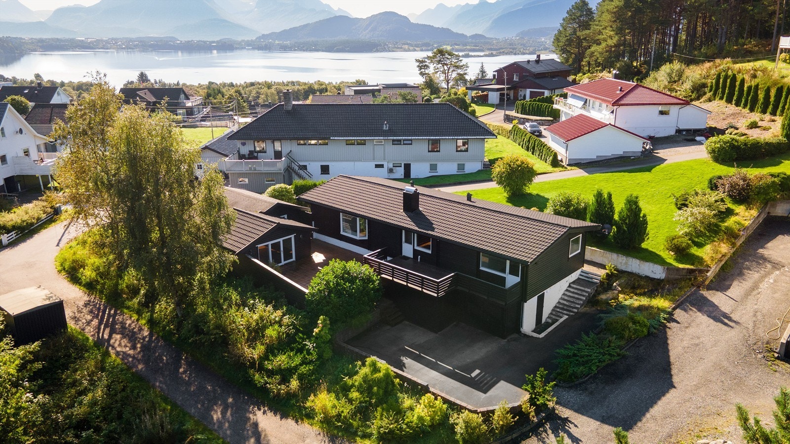 Dronebilde av eiendommen tatt fra nord mot syd Galleribilde