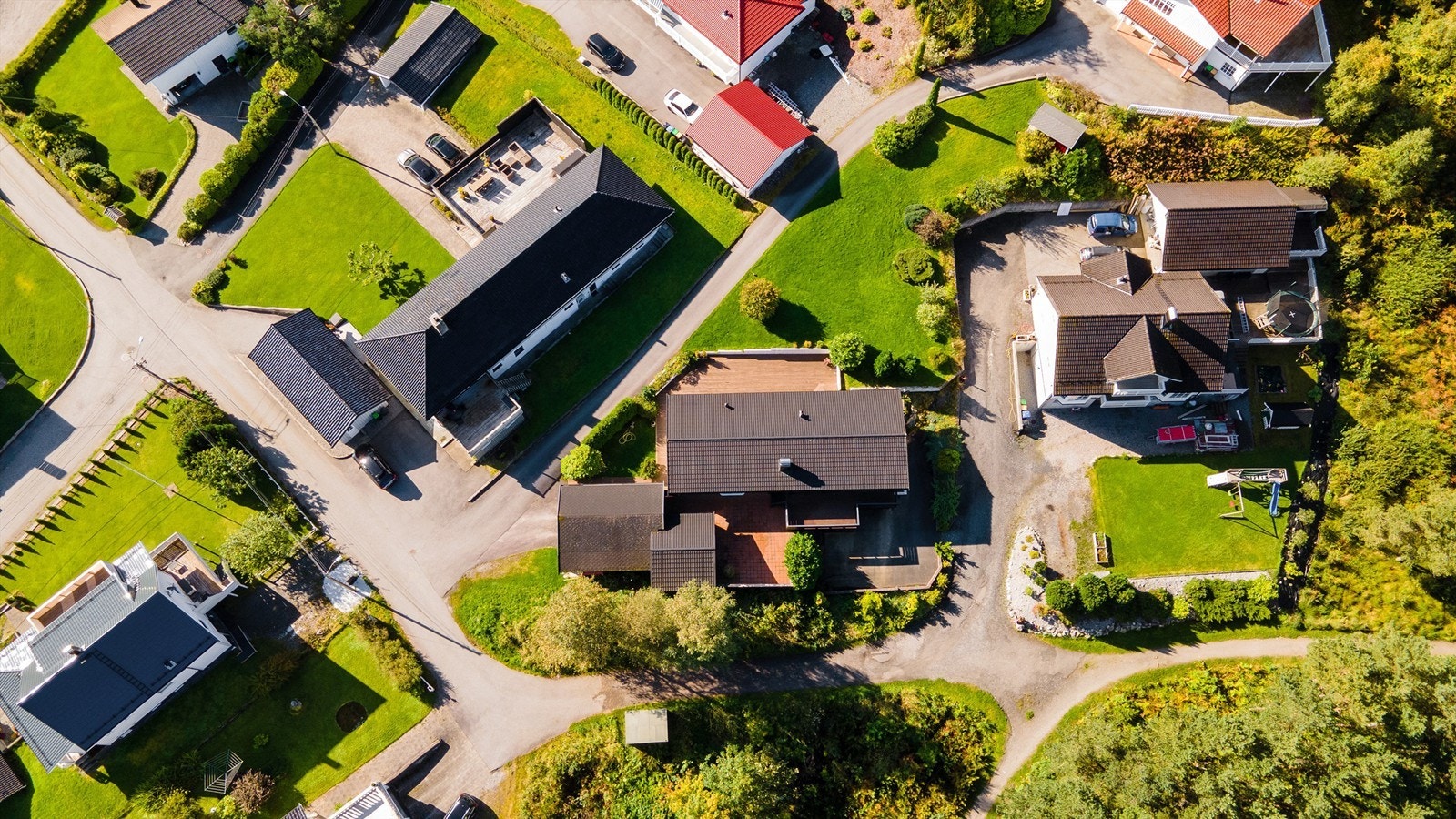 Dronebilde av eiendommen sett fra fugleperspektiv Galleribilde