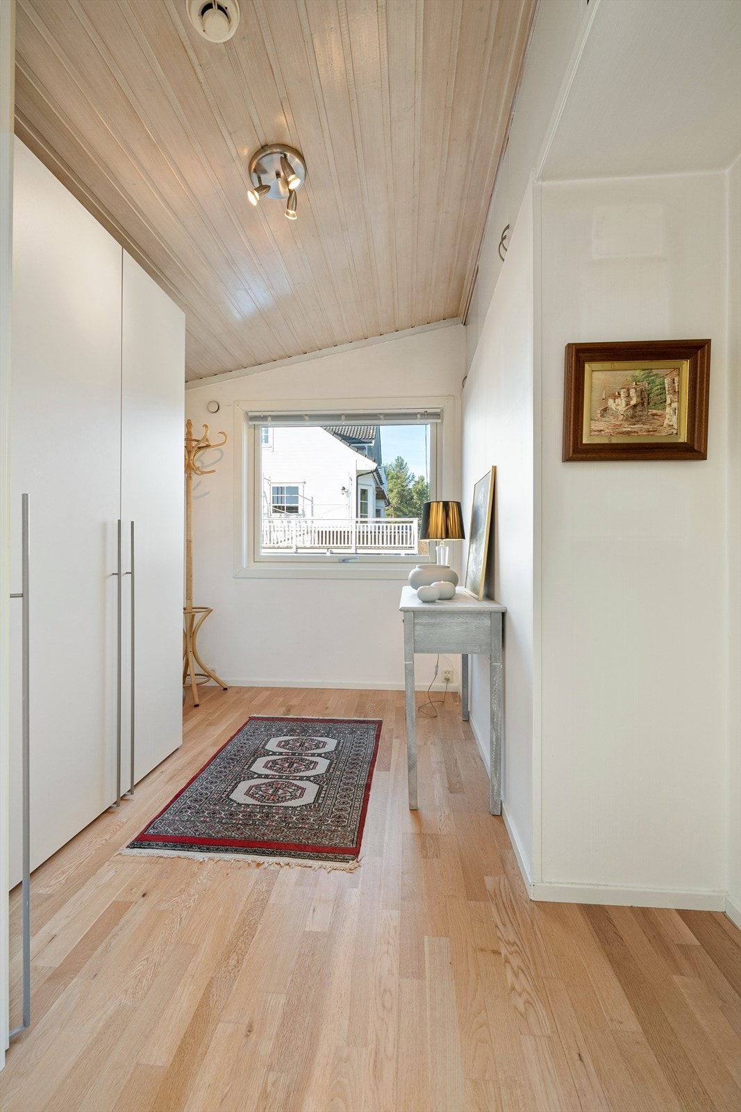 Garderoberom med garderobeskap og skap opp mot tak Galleribilde