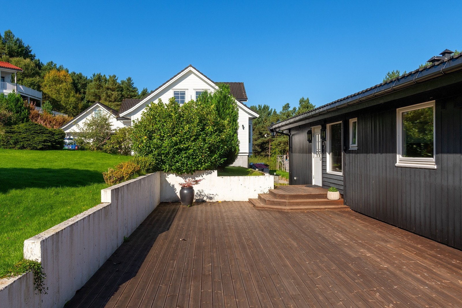 Terrasse mot syd på ca. 93 kvm med dekke av Møre Royal Galleribilde