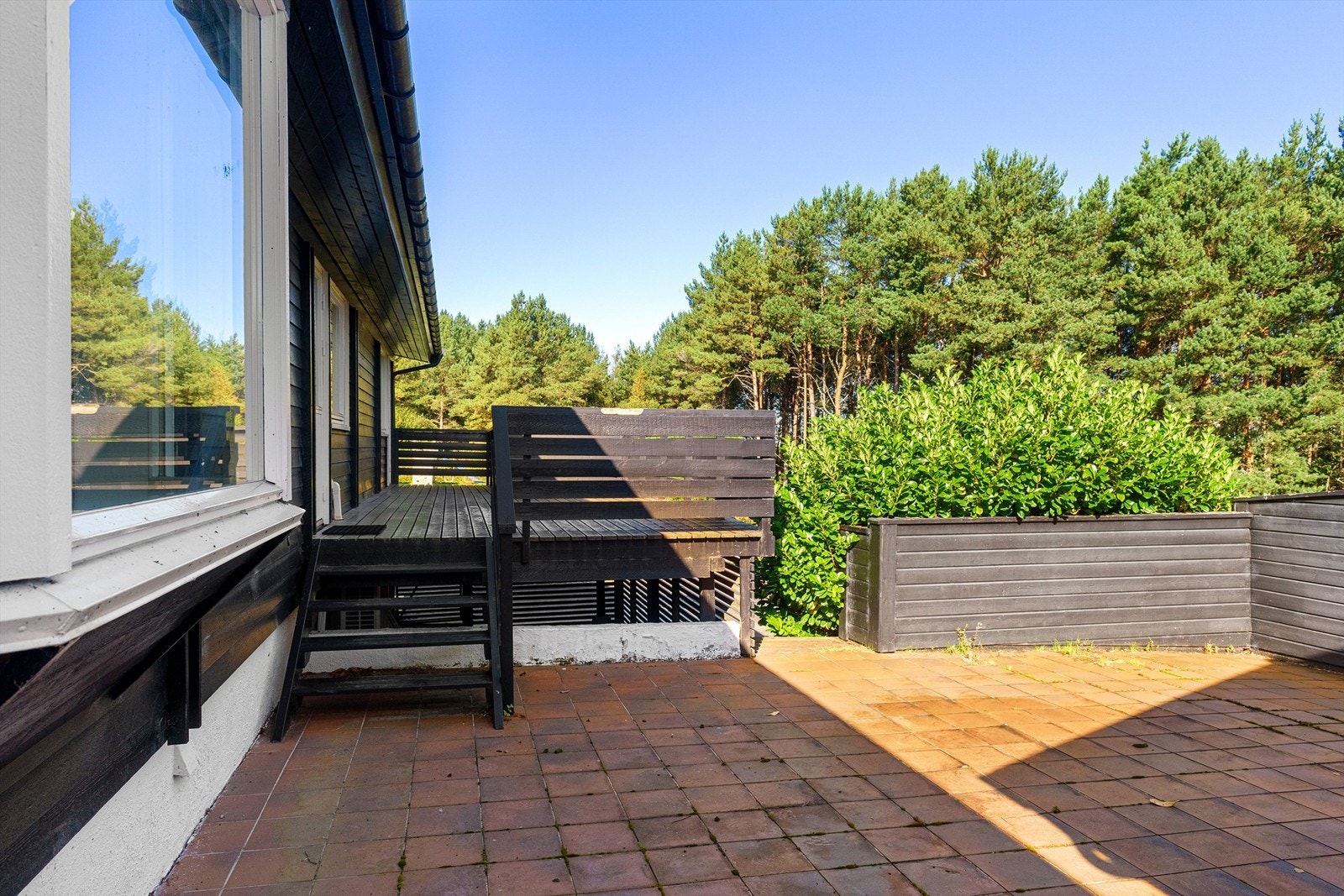 Skjermet terrasse mot nordvest med levegger Galleribilde