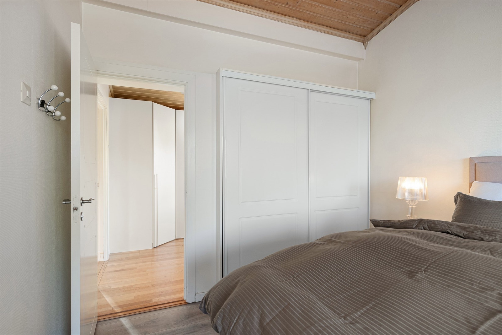 Garderobeskap med skyvedørsfronter i hovedsoverom Galleribilde