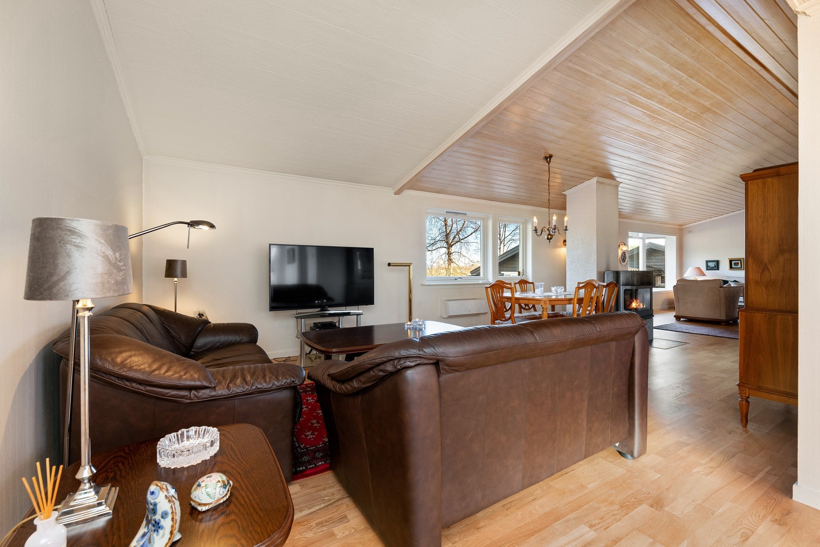 Tv-stue som tidligere var soverom og som nå er åpnet opp mot stue Galleribilde