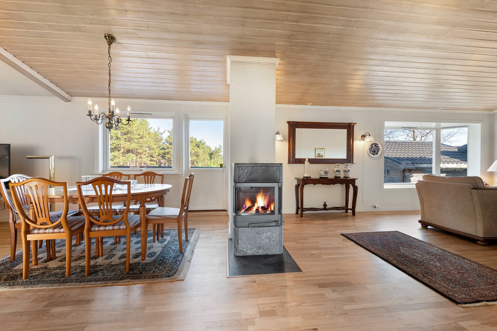 Stue/spisestue og tv-stue i åpen løsning. Flott nyere klebersteinspeis Galleribilde