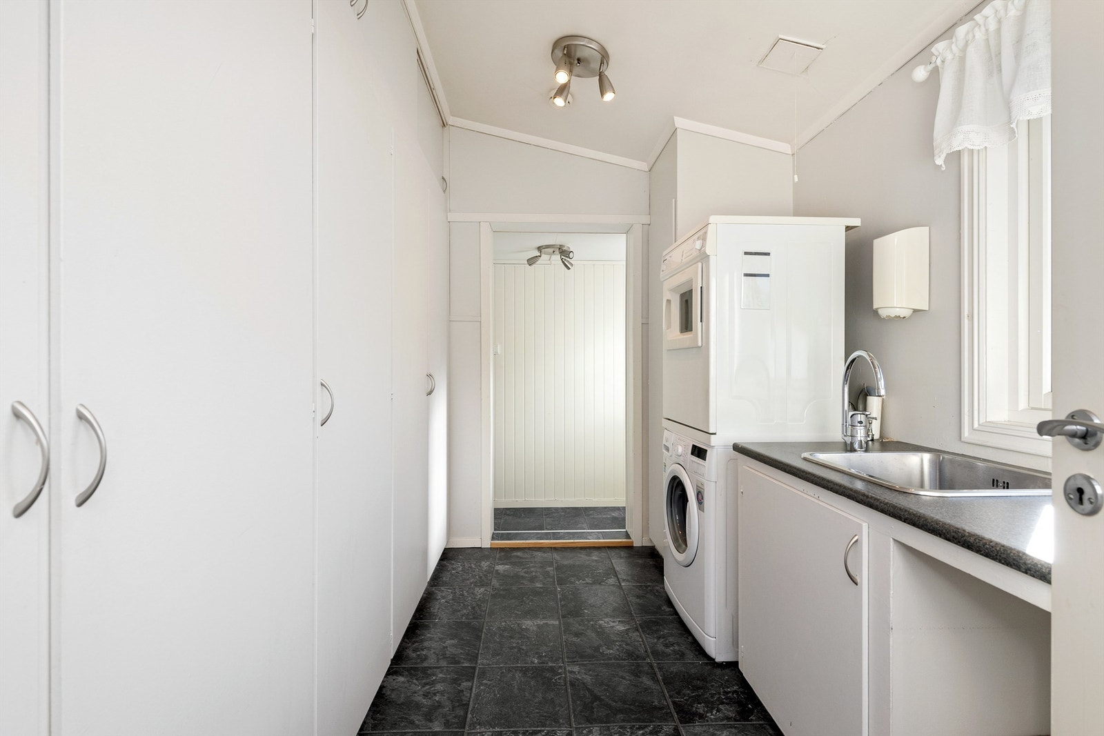 Vaskerom med god skapplass Galleribilde