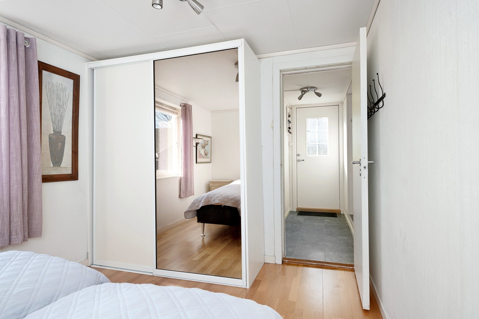 Garderobeskap i soverom 2 Galleribilde