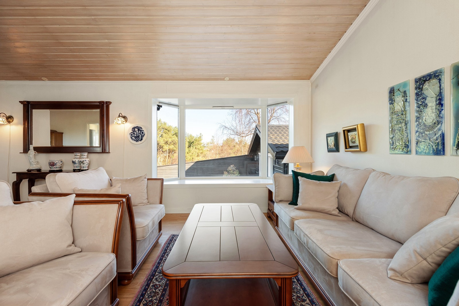 Stue med stort karnappvindu som gir godt med naturlig lysinnslipp Galleribilde