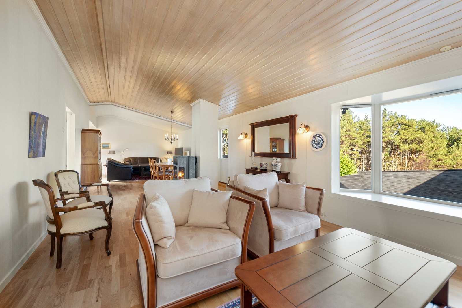 Stor og romslig stue med karnappvindu og åpen skråhimling som Galleribilde