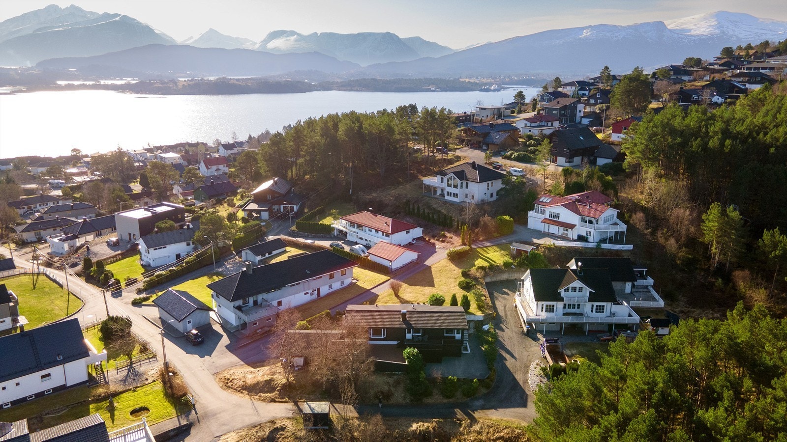 Dronebilde av eiendommen tatt fra nord mot syd Galleribilde