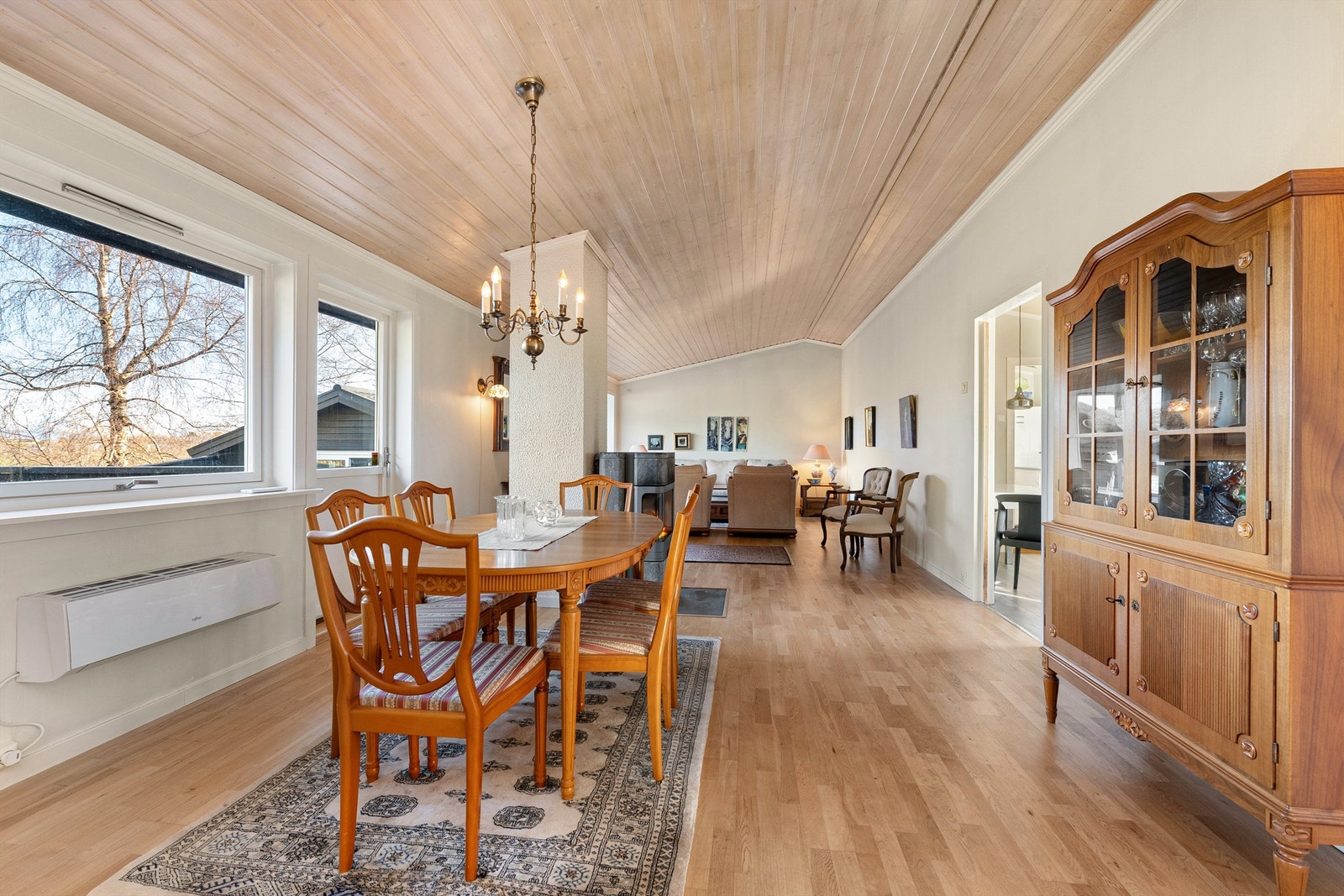 Stuen er romslig og det er god plass til spisestue Galleribilde