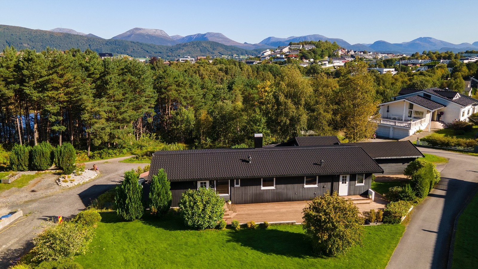 Fasade mot syd med stor terrasse Galleribilde