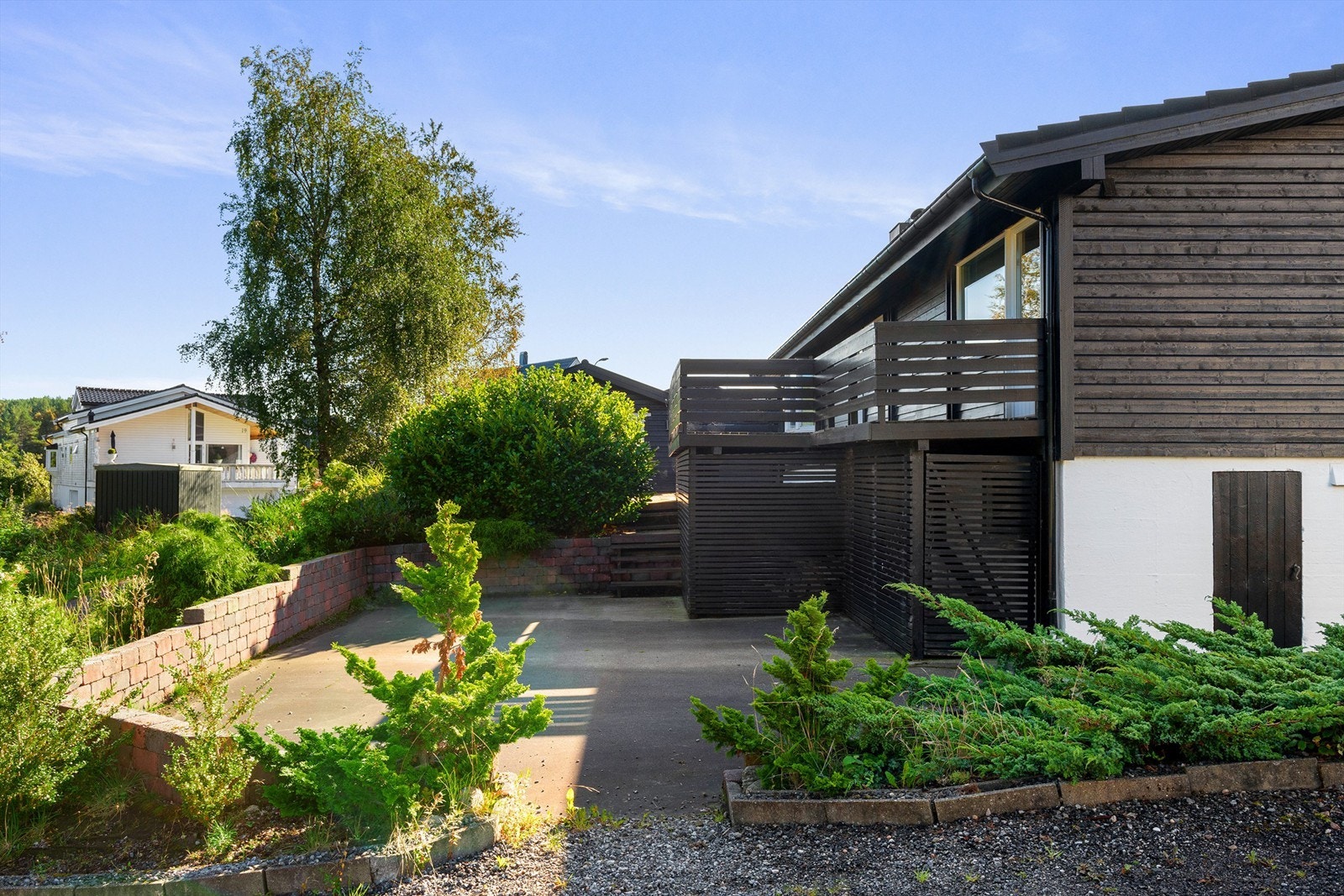 Fasade mot nordvest med asfaltert gårdsplass Galleribilde