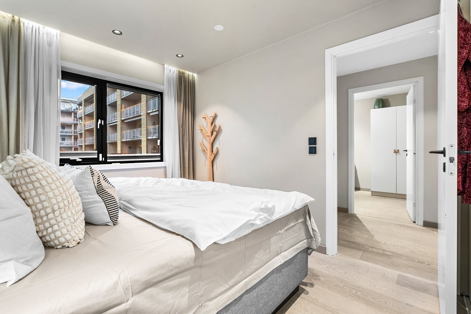 Dagslyset på soverommet suppleres med downlights og skjult belysning i kant. Galleribilde