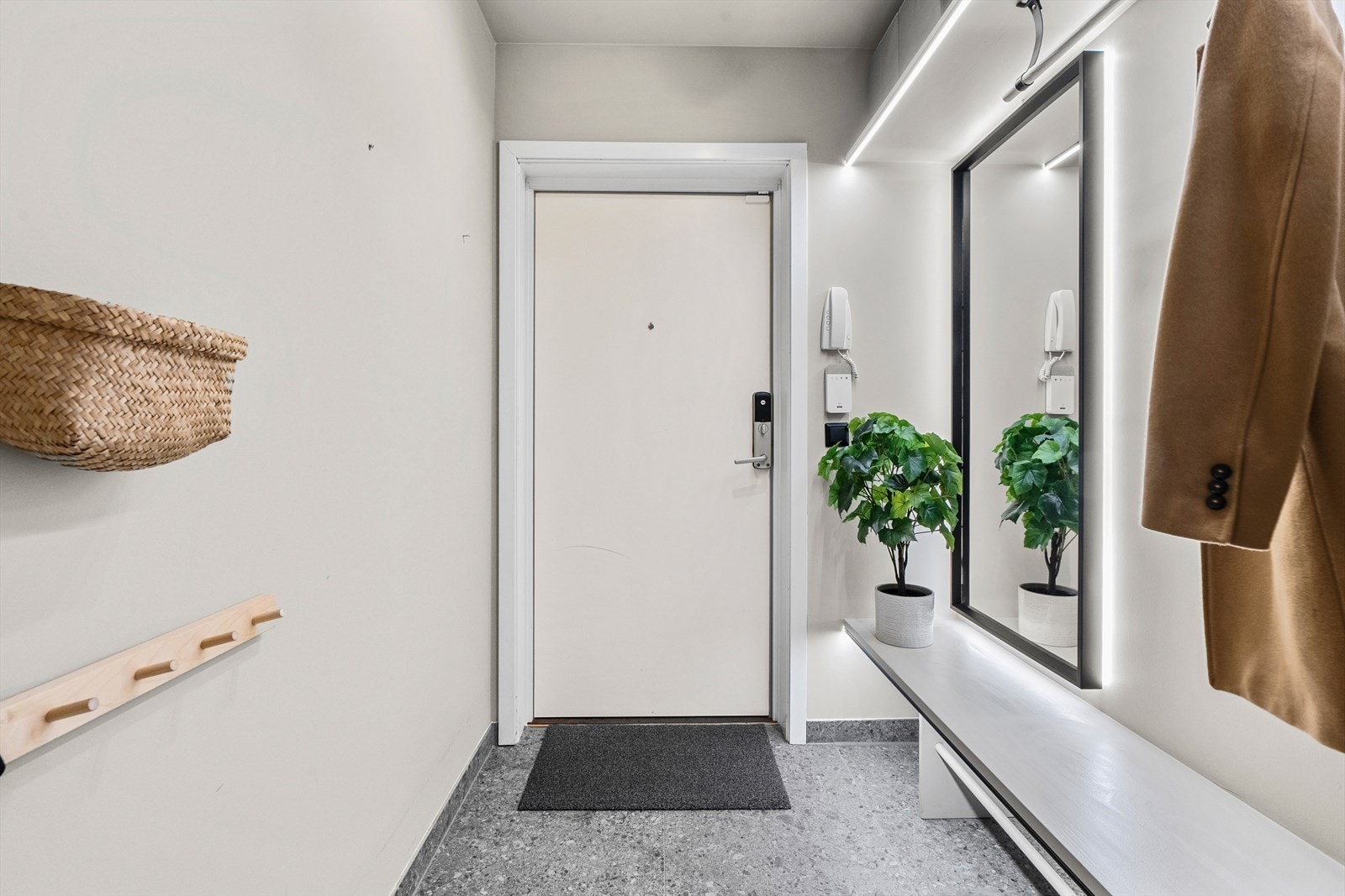 Leiligheten ligger i andre etasje med adkomst til utvendig svalgang via heis som går helt fra garasjeplanet. Galleribilde