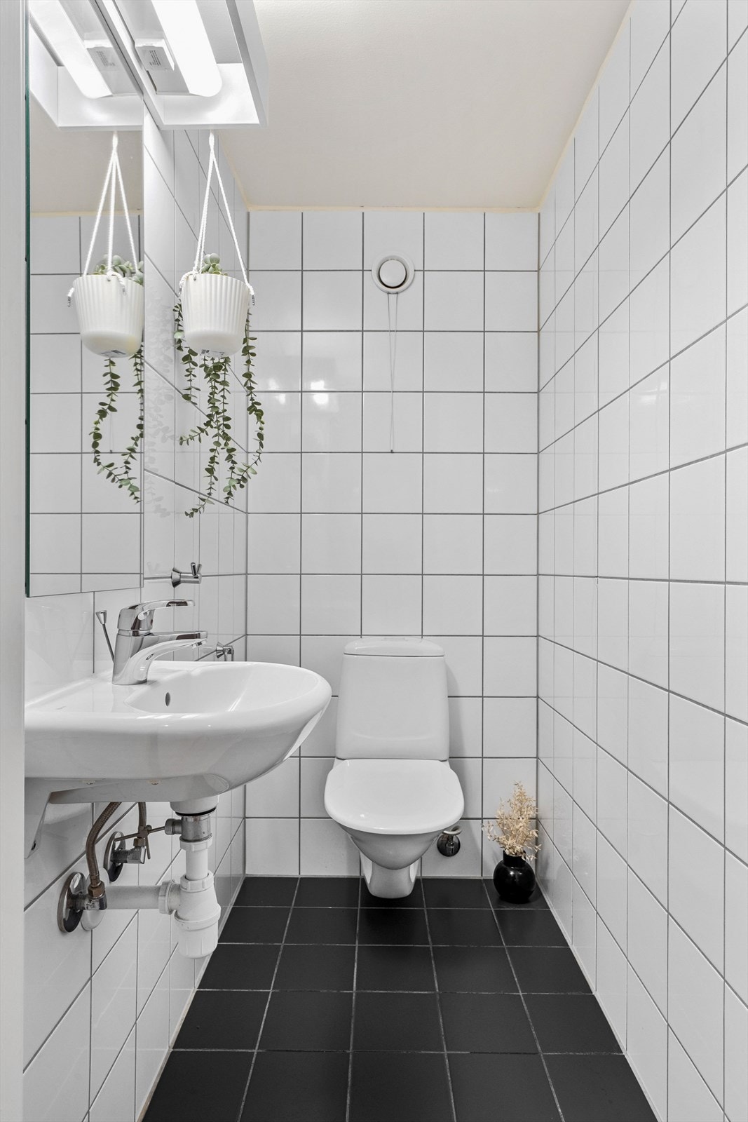 Som et ekstra pluss har leiligheten et separat toalettrom i samme stil som badet. Galleribilde