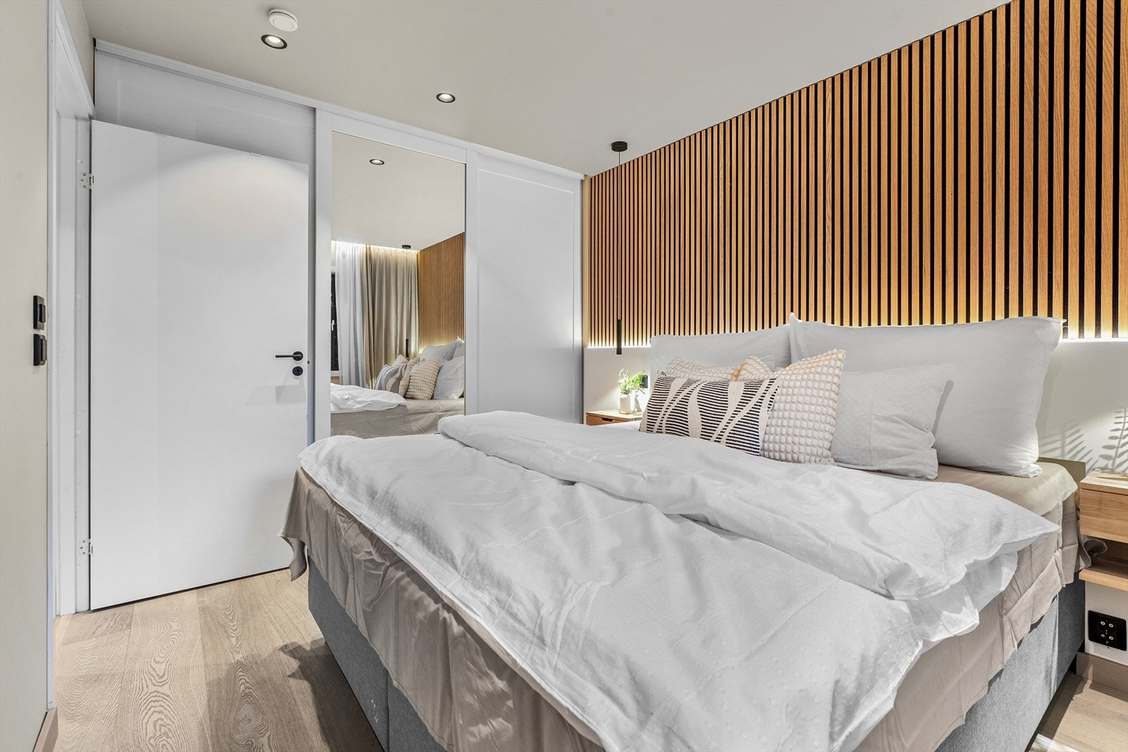 På hovedsoverommet er det skyvedørsgarderobe og stilig spilevegg. Galleribilde